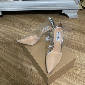 Steve Madden size 8.5 worn once. Don’t recommend for wide feet